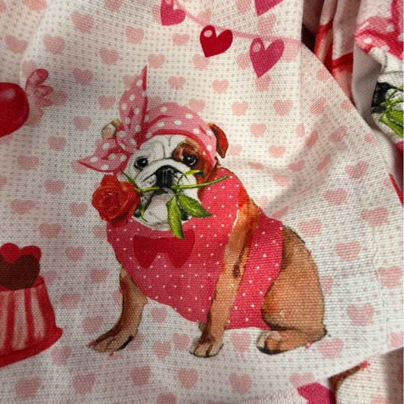 NWT Cupcakes & Cashmere Dogs & Hearts Kitchen Towel Set Of 2 Valentine Bulldog - Picture 2 of 6